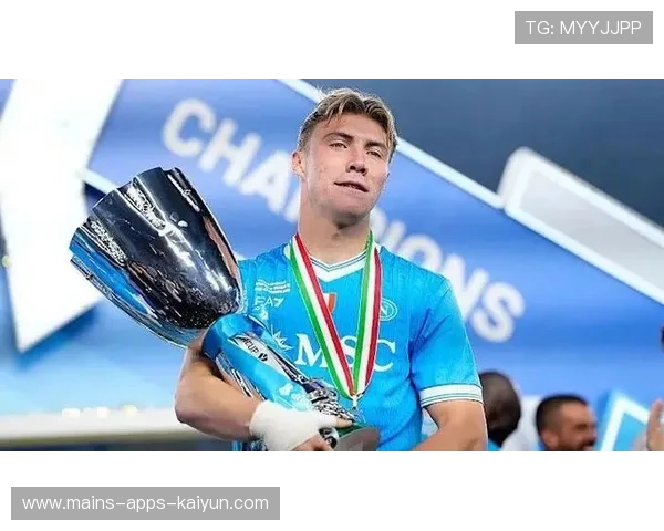 曼联球迷集体请愿，要求立即签下这位意甲铁卫！他已点赞转会传闻！