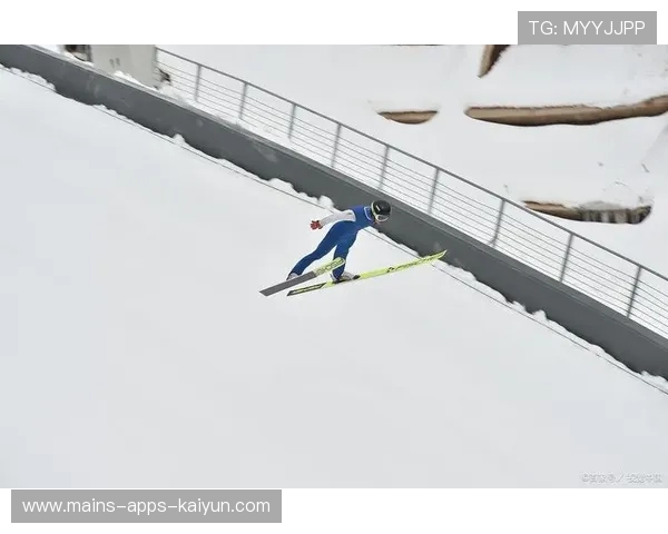 滑雪跳台惊现命悬一线着陆，选手吓到腿软